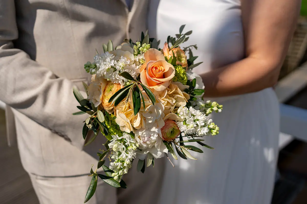 Brautstrauß mit orangefarbenen Rosen