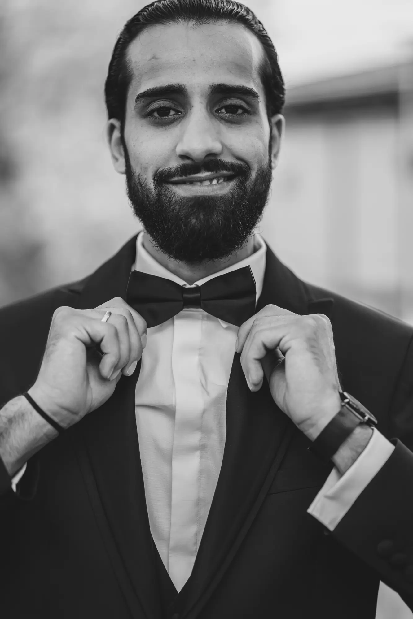 Schwarzweiß-Portrait eines Mannes mit Fliege