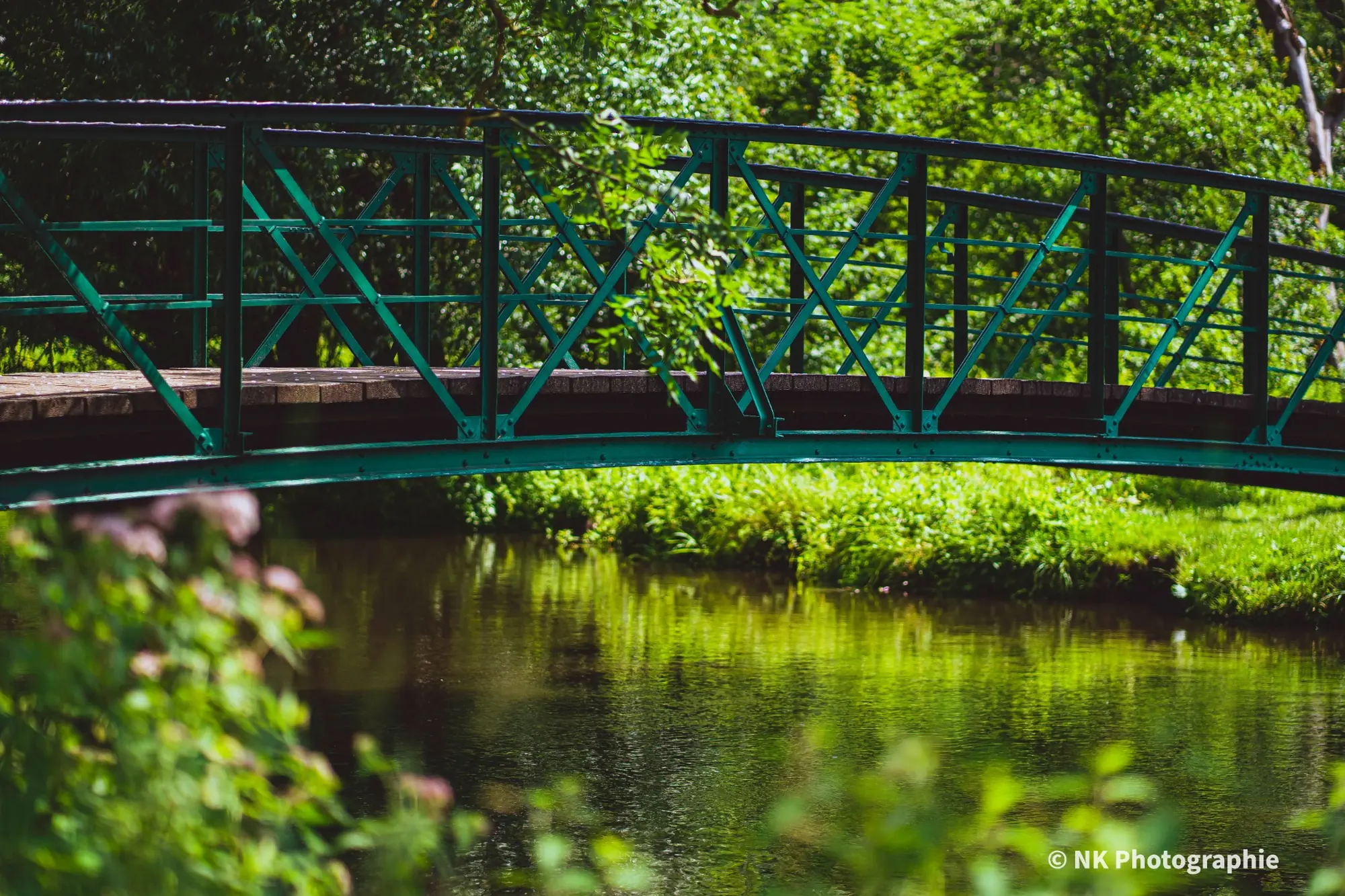 Grüne Brücke über einem Fluss