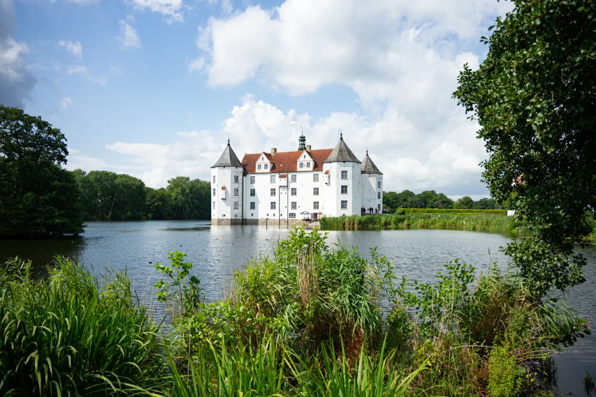 Schloss am See unter blauem Himmel