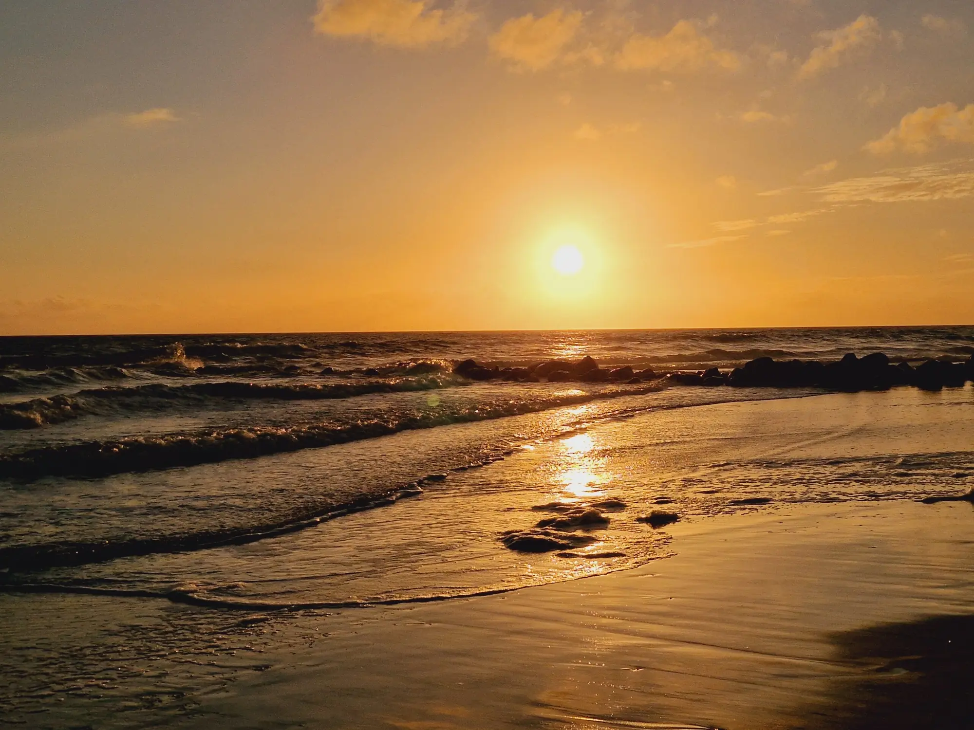 Goldener Sonnenuntergang über den Wellen