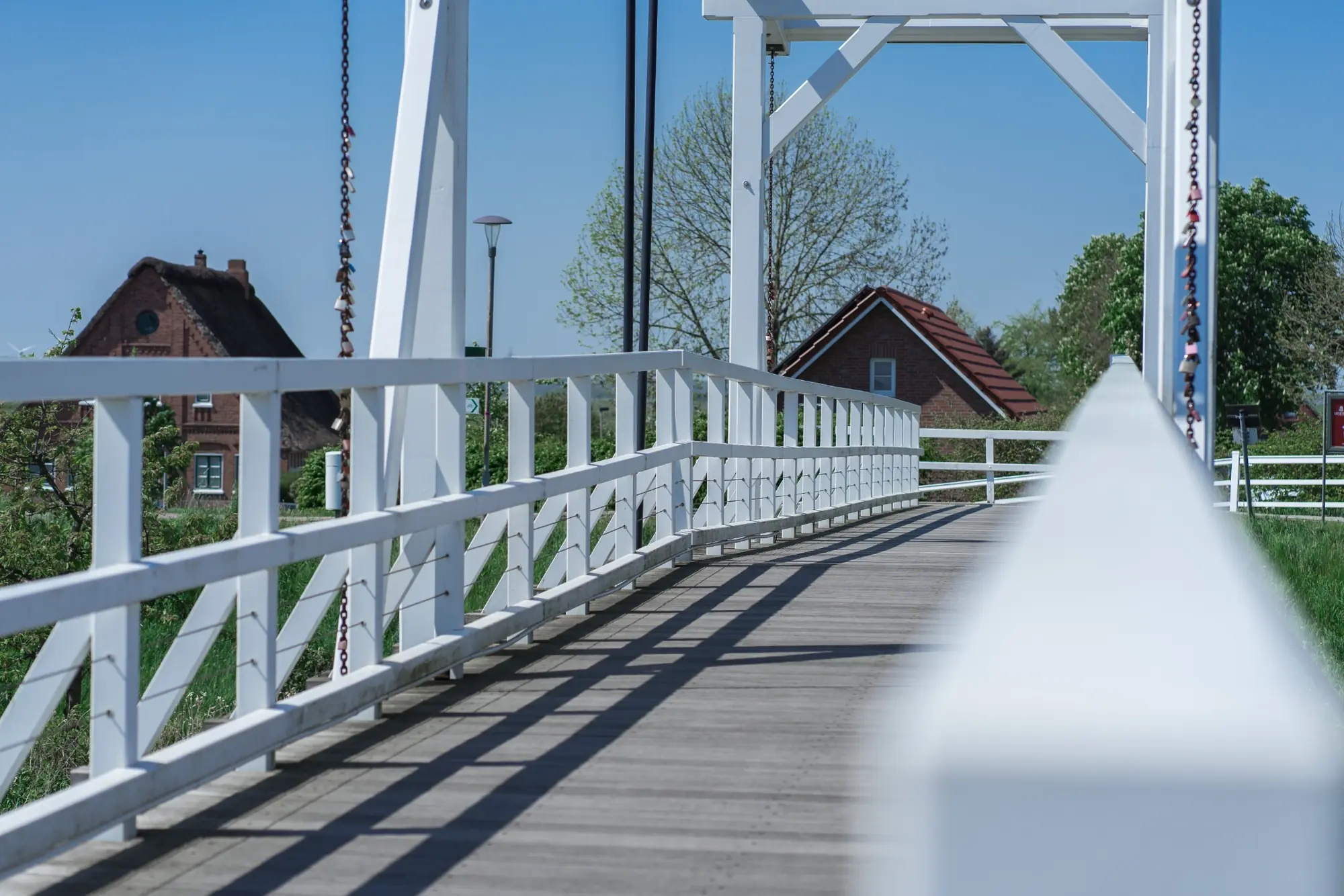 Weiße Brücke aus ungewöhnlicher Perspektive