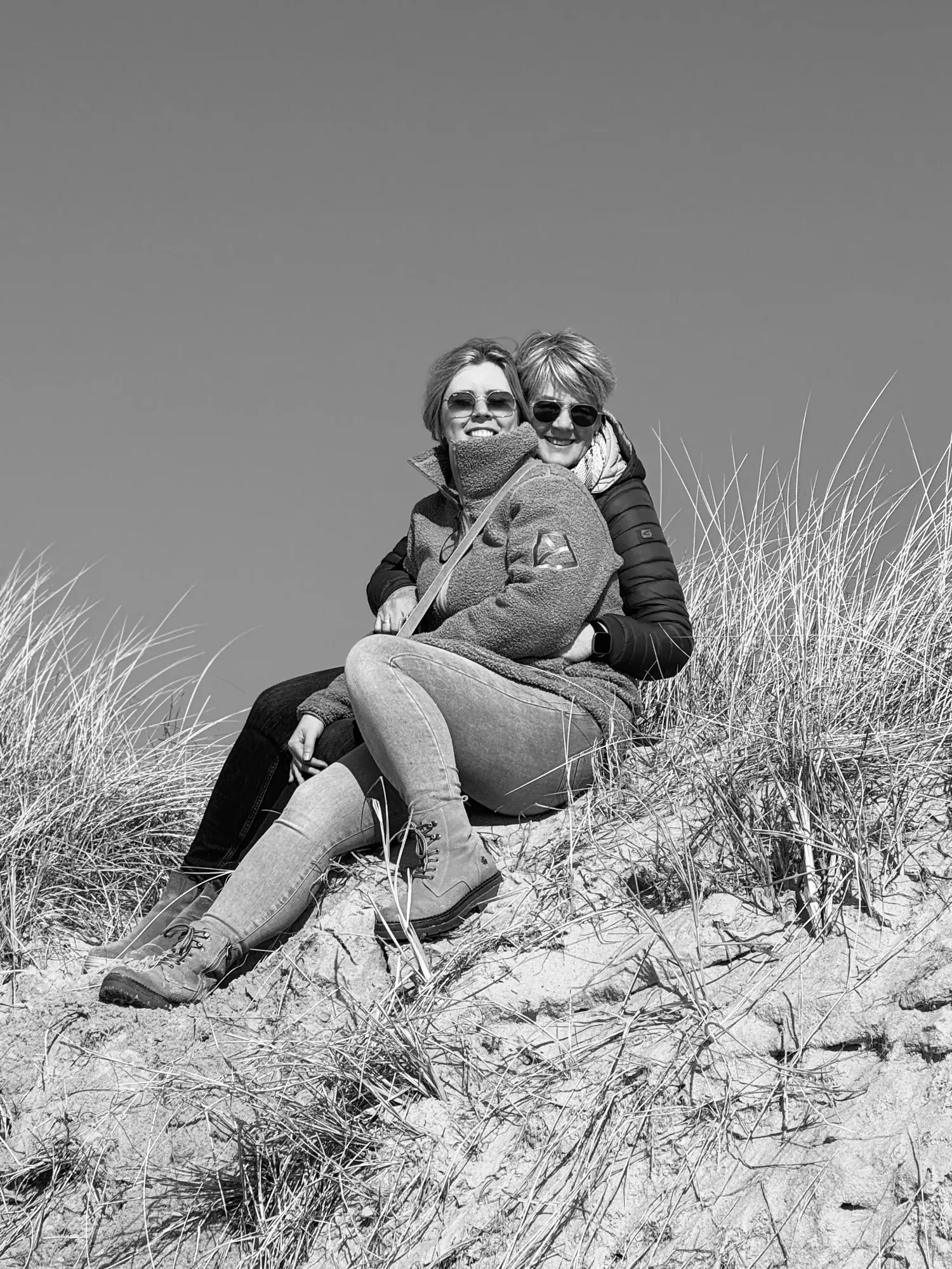 Mutter und Kind in den Dünen in Schwarzweiß