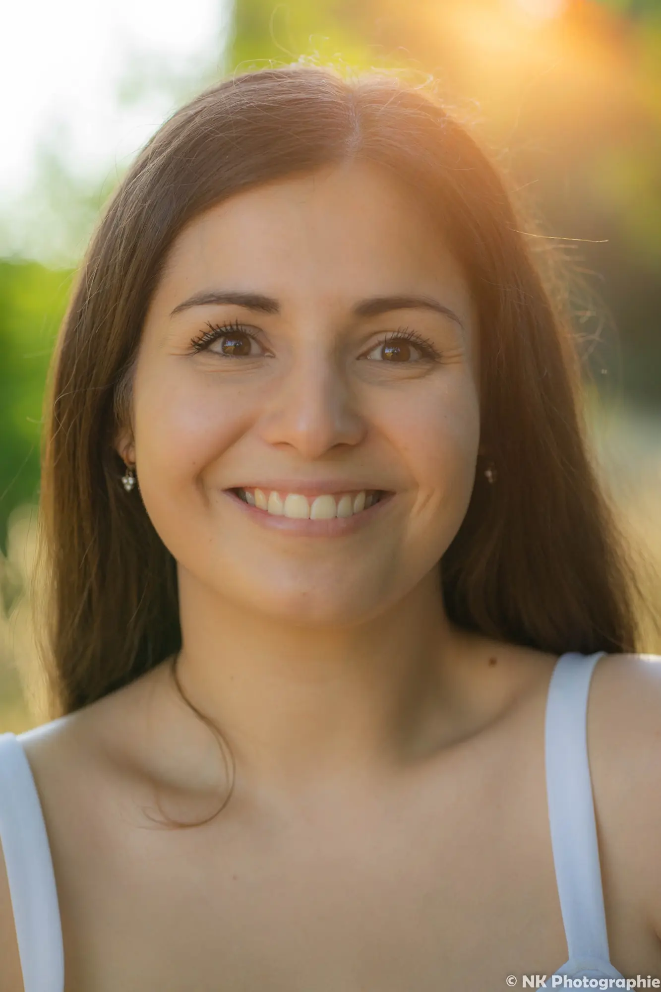 Lächelndes Portrait im Sonnenlicht