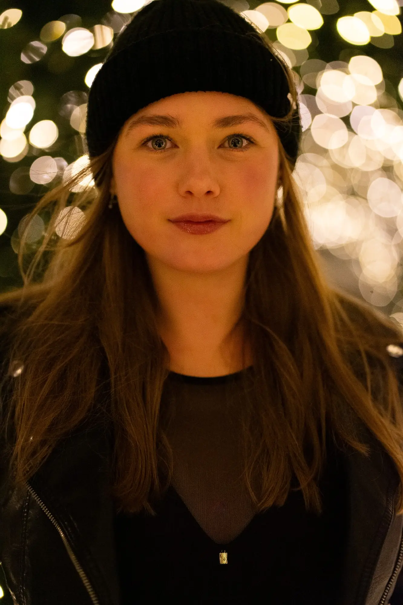Nahportrait einer Frau vor warmen Lichtern
