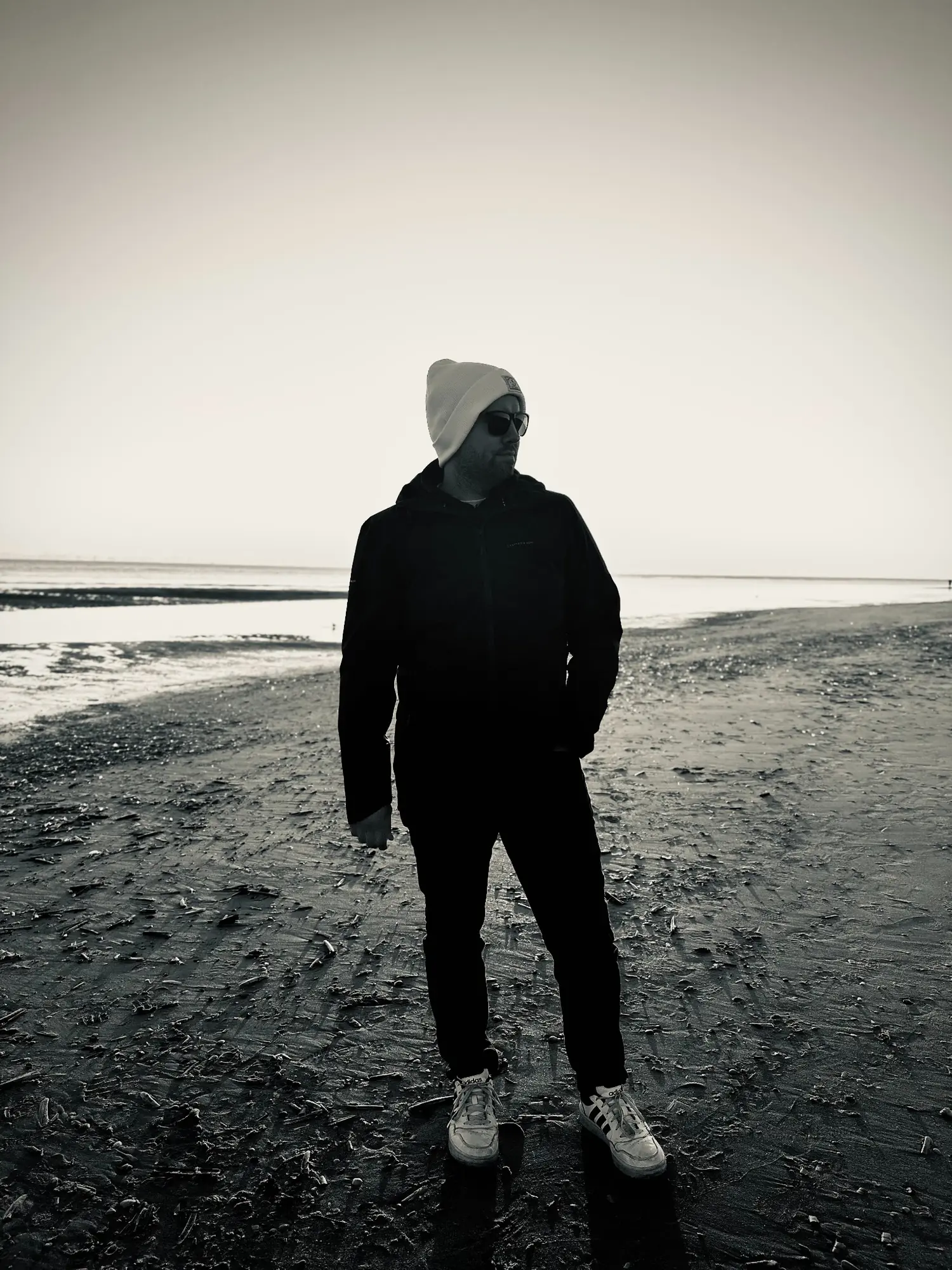 Schwarzweiß-Portrait eines Mannes am Strand